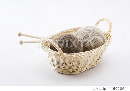 カゴにはいった毛糸玉 4602064