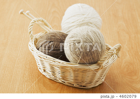 カゴに入った毛糸玉 4602079