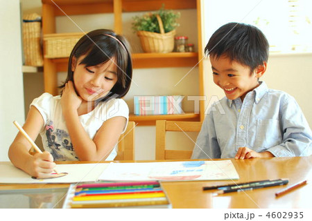 リビングで遊ぶ子供 4602935