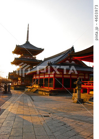 夕暮れ時の「清水寺の境内。三重塔(奥)と経堂(手前)」（京都市東山区清水） 4603973