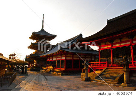 夕暮れ時の「清水寺の境内。三重塔(左)･経堂(中)･田村堂(右)」（京都市東山区清水） 4603974