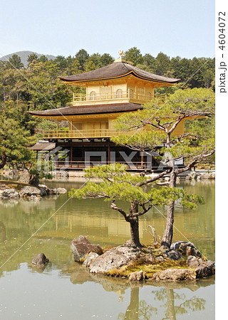 鏡湖池越しに見る金閣寺の「舎利殿」（京都市北区） 4604072