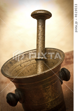 Old bronze mortar and pestle 4619033