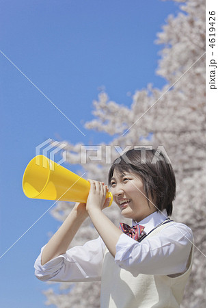 メガホンで声援を送る女子高校生 4619426