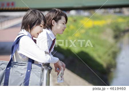 川を見つめる男女高校生 4619460