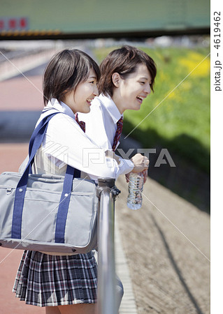 川を見つめる男女高校生 4619462