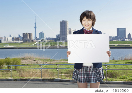 ホワイトボードを持った女子高校生 ホワイトボードを持った女子高校生 4619500