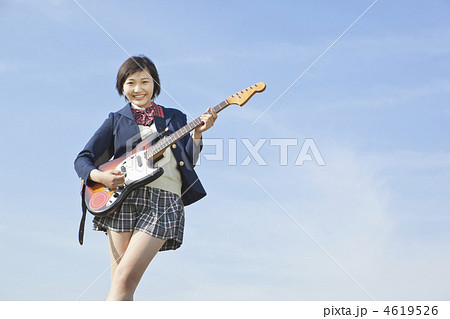 エレキギターを持った女子高校生の写真素材