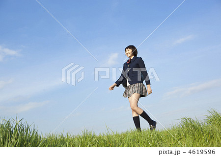 土手を歩く女子高校生 土手を歩く女子高校生 4619596