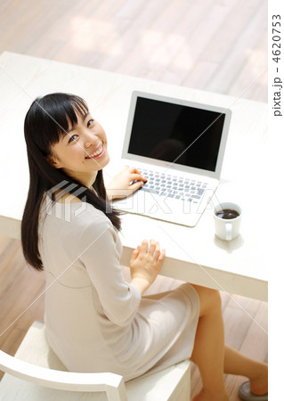 SOHOイメージ(女性振り返る) SOHOイメージ(女性振り返る) 4620753