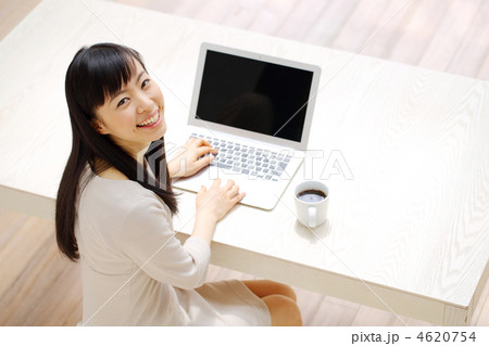 SOHOイメージ（女性振り返る） 4620754