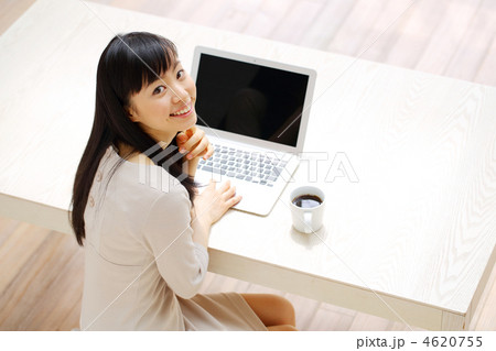 SOHOイメージ(女性振り返る) SOHOイメージ(女性振り返る) 4620755