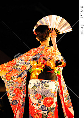 高知城花回廊で披露される日本舞踊扇を持った立ち姿の写真素材