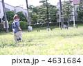 芝生を歩く男の子 4631684