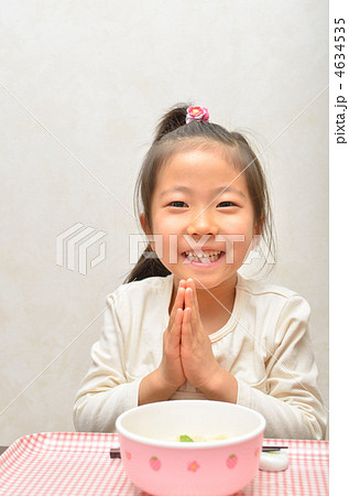 ご飯を食べる女の子 4634535