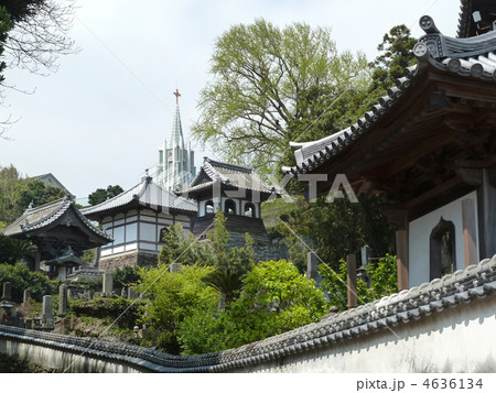 新緑の長崎県平戸、寺院と教会の見える風景 4636134