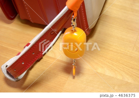 ランドセルと防犯ブザー 4636375