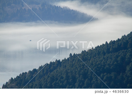 朝霧の芦ノ湖と釣り舟 4636630