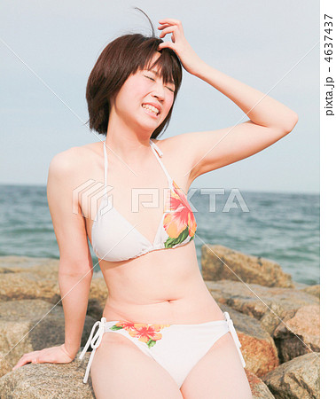 しまった 眩しい 片手 海岸 真夏 夏休み ビキニ 若い女性の写真素材