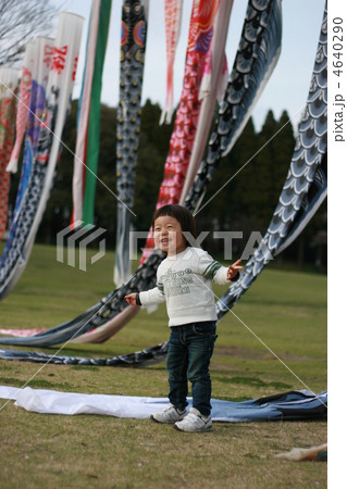 肩車の父と子　鯉のぼり 4640290