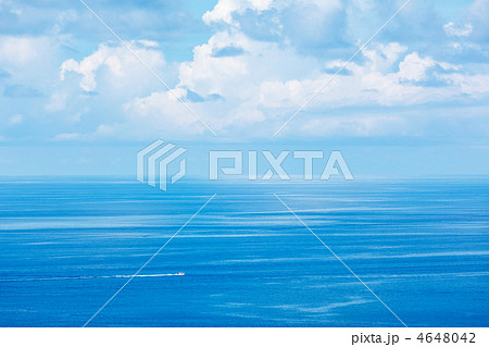 Speeding boat in sea 4648042