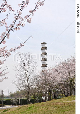 モニュメントと桜 4659784