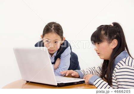 パソコンを覗き込む二人の小学生 4666205