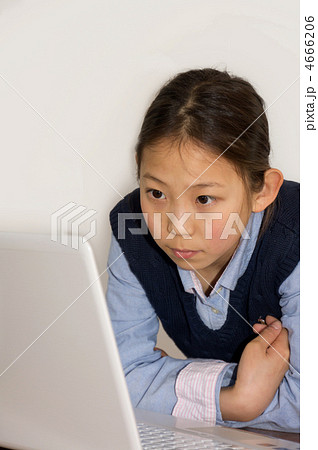 パソコンを覗き込む小学生 4666206