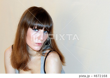 women looking at camera women looking at camera 4672168