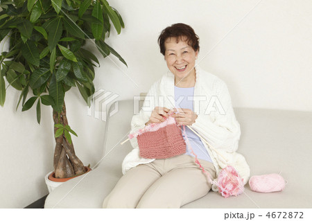 編み物をする女性 4672872