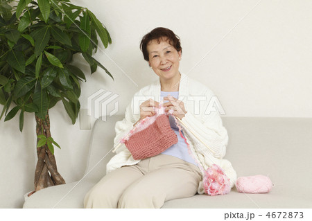 編み物をする女性 4672873