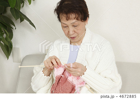 編み物をする女性 4672885
