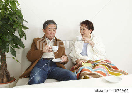ソファーで寛ぐ老夫婦 ソファーで寛ぐ老夫婦 4672965