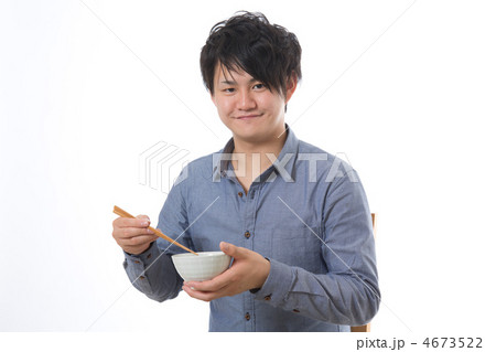 食事をする若い男性 4673522