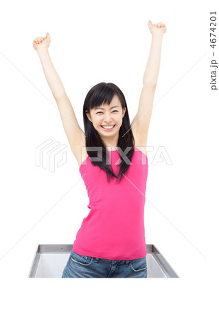 穴から出る女性 穴から出る女性 4674201