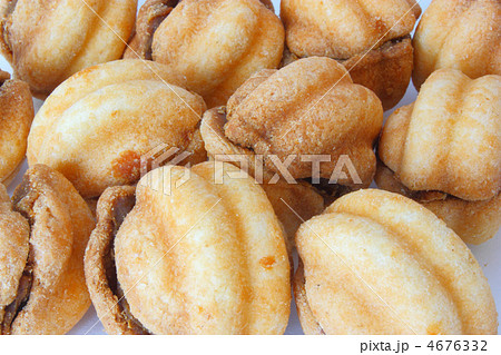 Cookies in the form of walnuts 4676332