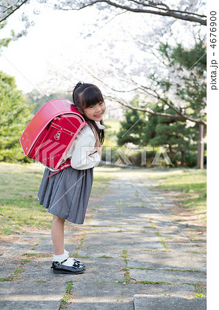桜と新入生の女の子 4676900