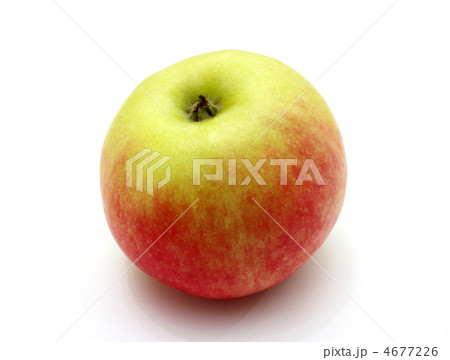Fresh red apple isolated 4677226