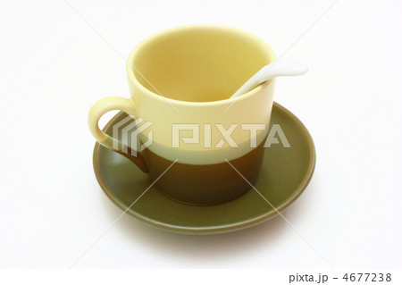 Ceramic cup on a saucer 4677238