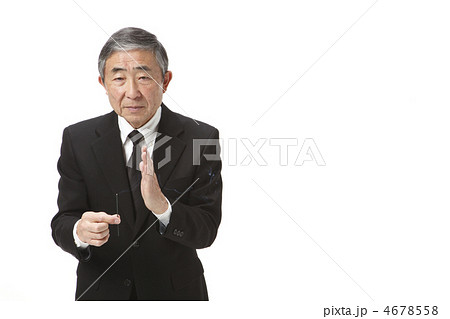 お焼香する男性 お焼香する男性 4678558