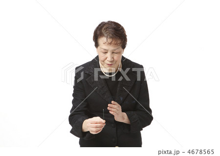 お焼香する女性 お焼香する女性 4678565