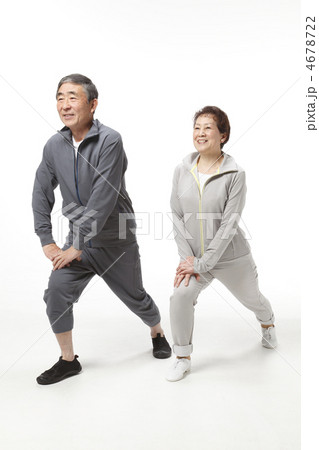 エクササイズする中高年夫婦 4678722