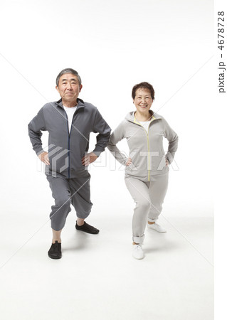 エクササイズする中高年夫婦 エクササイズする中高年夫婦 4678728