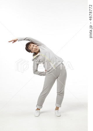 エクササイズする中高年女性 4678772