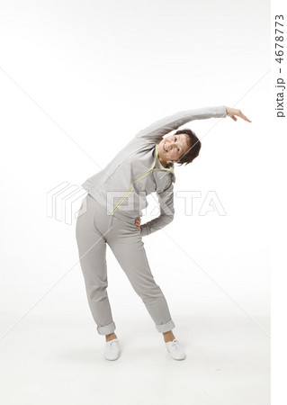 エクササイズする中高年女性 4678773