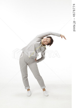 エクササイズする中高年女性 4678774