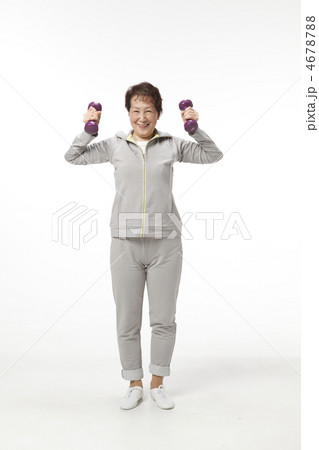 エクササイズする中高年女性 4678788