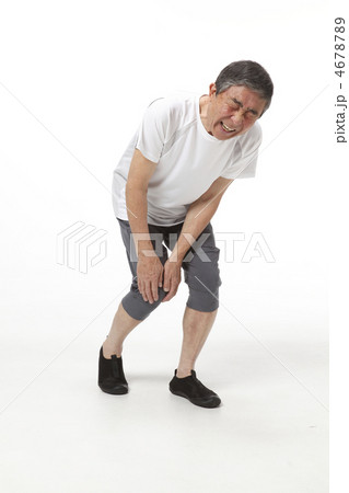 膝を痛めた中高年男性 4678789