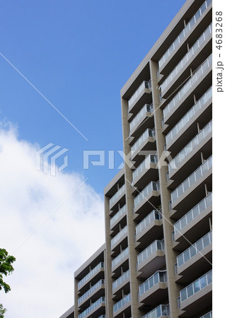 緑のある高層マンション 4683268