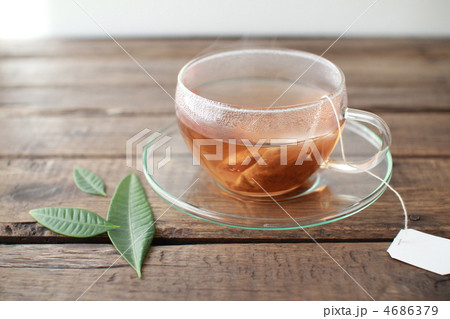 ティーバッグで淹れたガラスカップの温かいハーブティー 4686379